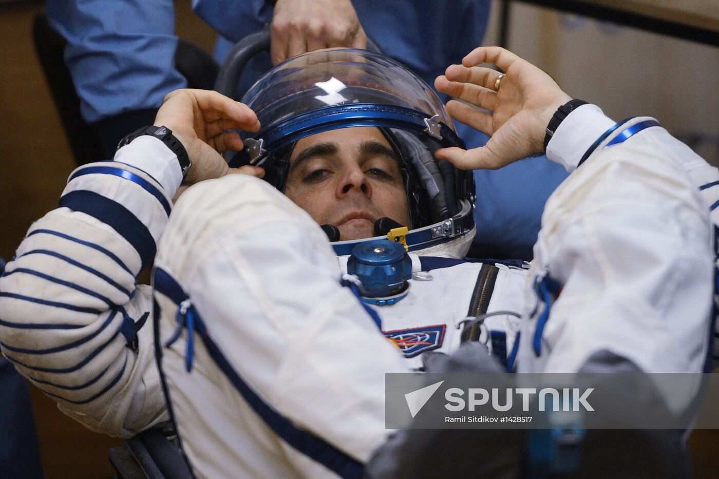 Suiting up before launch of RN Soyuz-FG with Soyuz TMA-08M