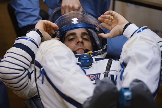 Suiting up before launch of RN Soyuz-FG with Soyuz TMA-08M