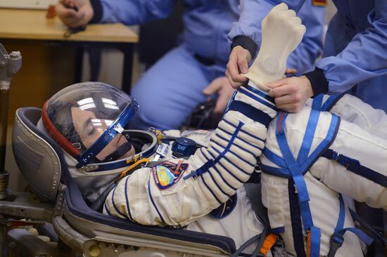 Suiting up before launch of RN Soyuz-FG with Soyuz TMA-08M
