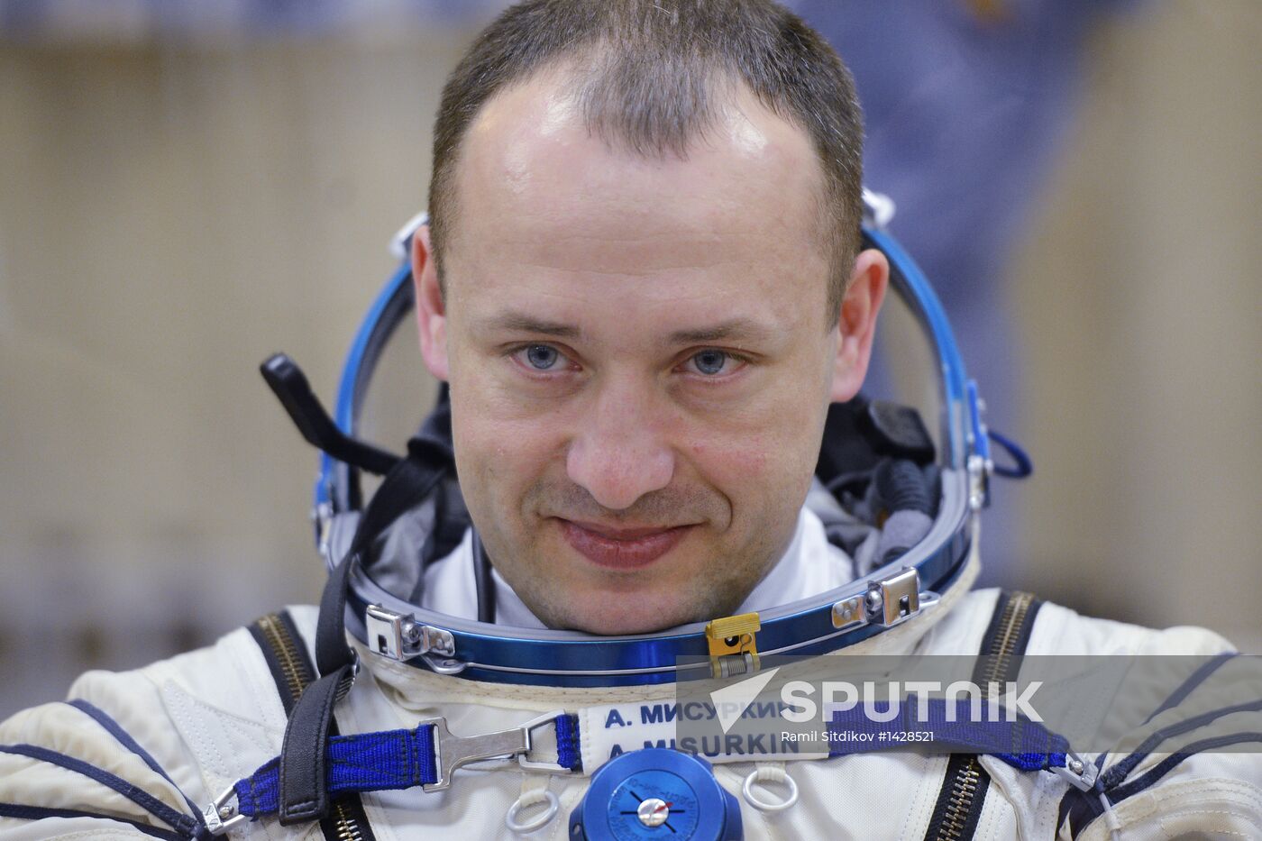 Suiting up before launch of RN Soyuz-FG with Soyuz TMA-08M