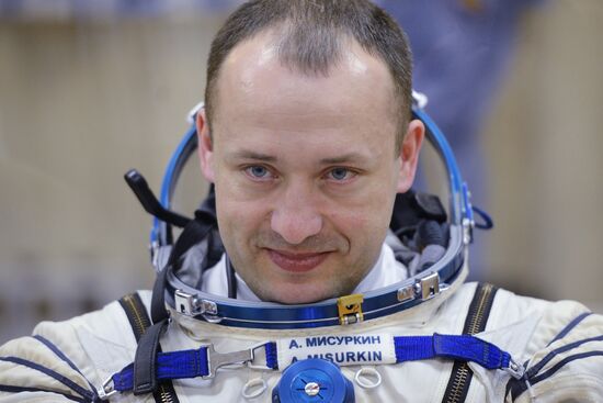 Suiting up before launch of RN Soyuz-FG with Soyuz TMA-08M