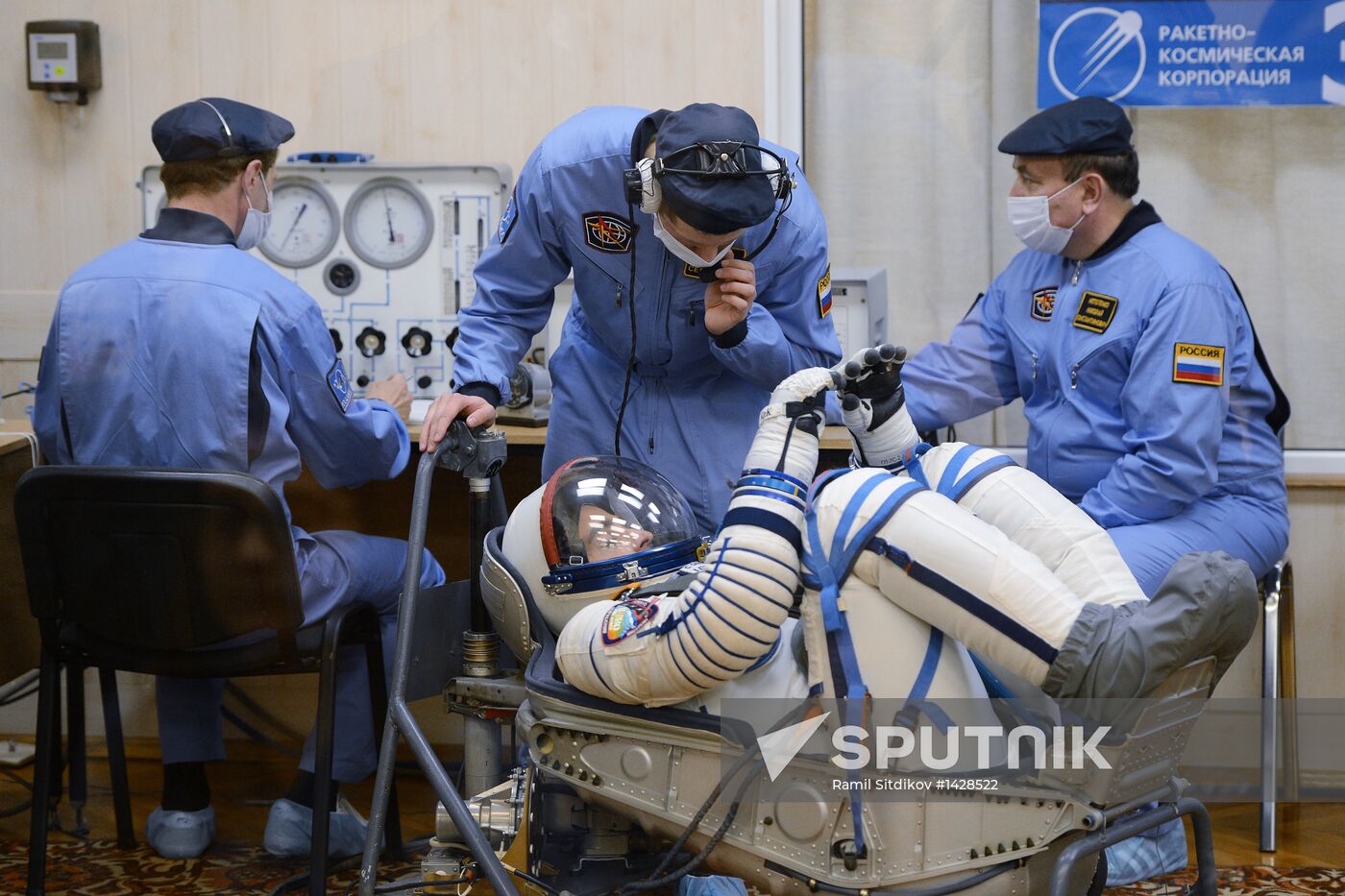 Suiting up before launch of RN Soyuz-FG with Soyuz TMA-08M
