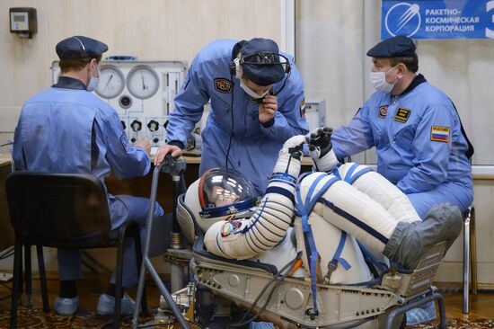 Suiting up before launch of RN Soyuz-FG with Soyuz TMA-08M