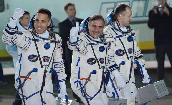 Suiting up before launch of RN Soyuz-FG with Soyuz TMA-08M