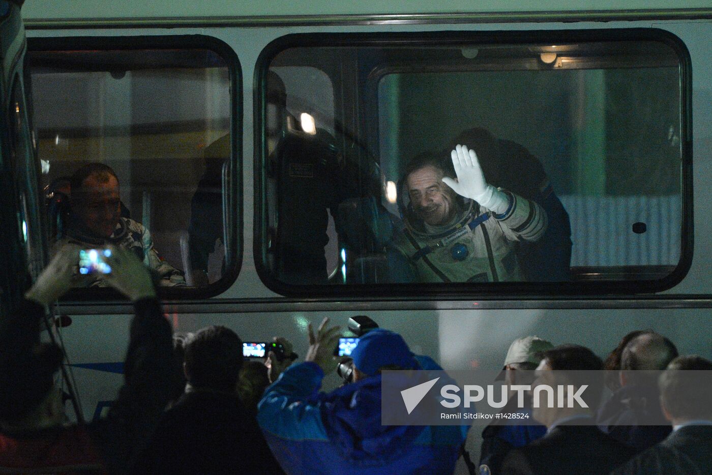 Suiting up before launch of RN Soyuz-FG with Soyuz TMA-08M