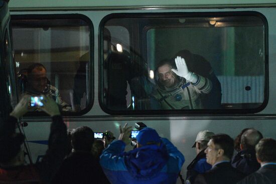 Suiting up before launch of RN Soyuz-FG with Soyuz TMA-08M
