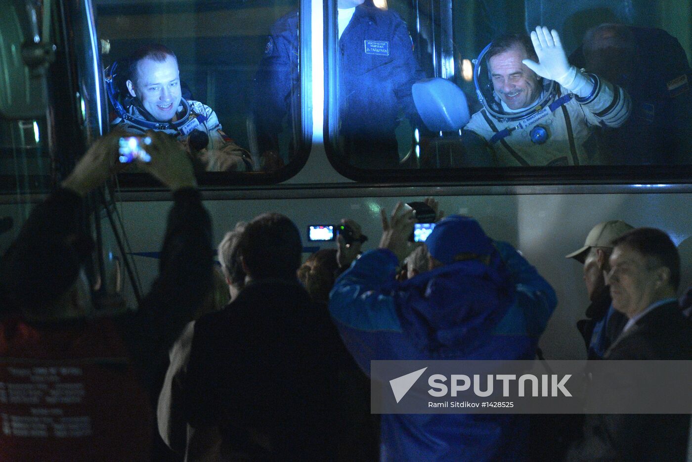 Suiting up before launch of RN Soyuz-FG with Soyuz TMA-08M