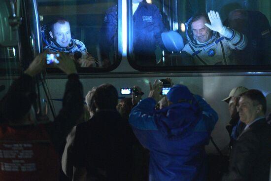 Suiting up before launch of RN Soyuz-FG with Soyuz TMA-08M