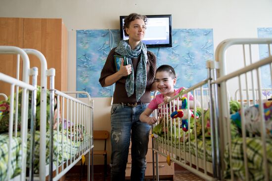 Ksenia Alferova and Yegor Beroev visit children's home in Shuya