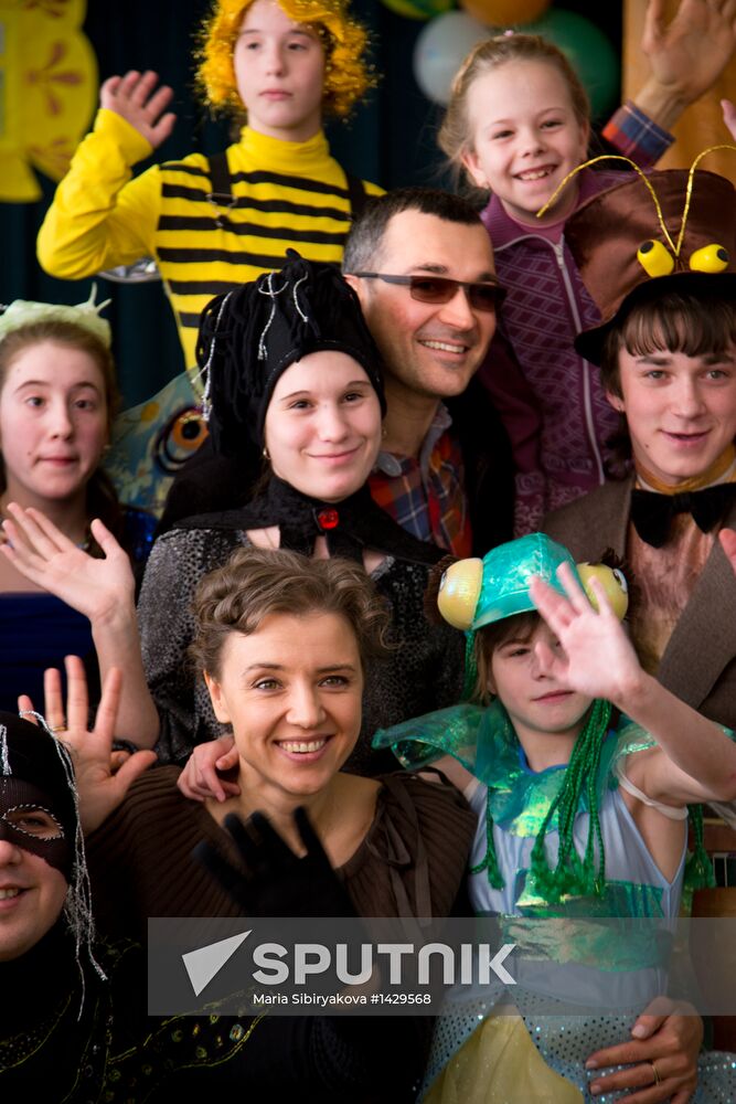 Ksenia Alferova and Yegor Beroev visit children's home in Shuya