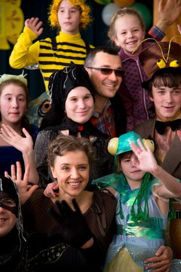 Ksenia Alferova and Yegor Beroev visit children's home in Shuya
