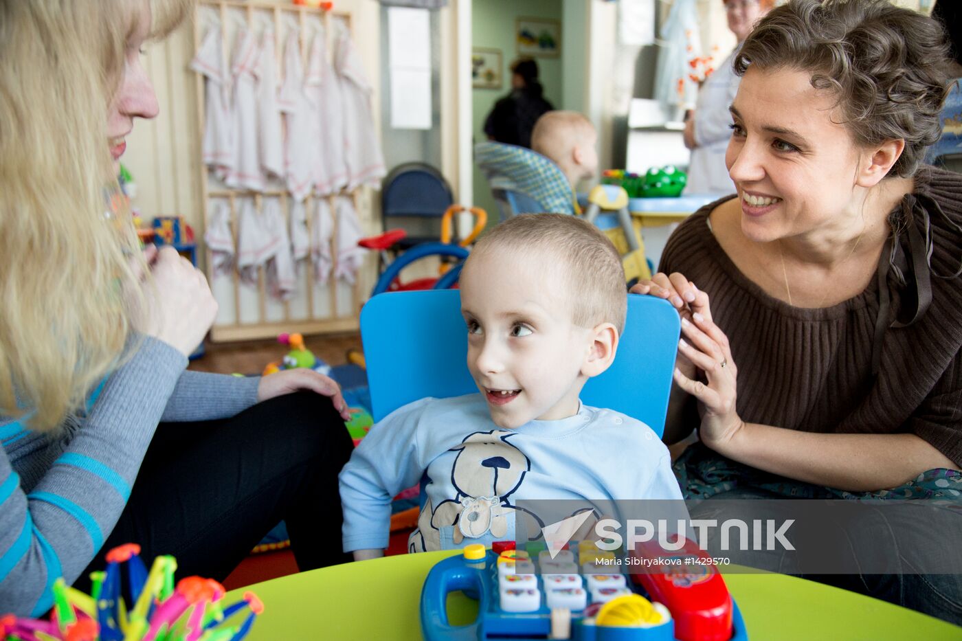 Ksenia Alferova and Yegor Beroev visit children's home in Shuya