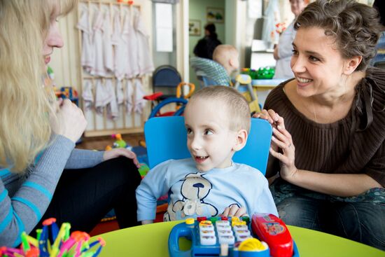 Ksenia Alferova and Yegor Beroev visit children's home in Shuya