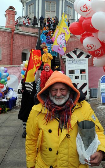 Vyacheslav Polunin opens the Funny Festival by firing cannon
