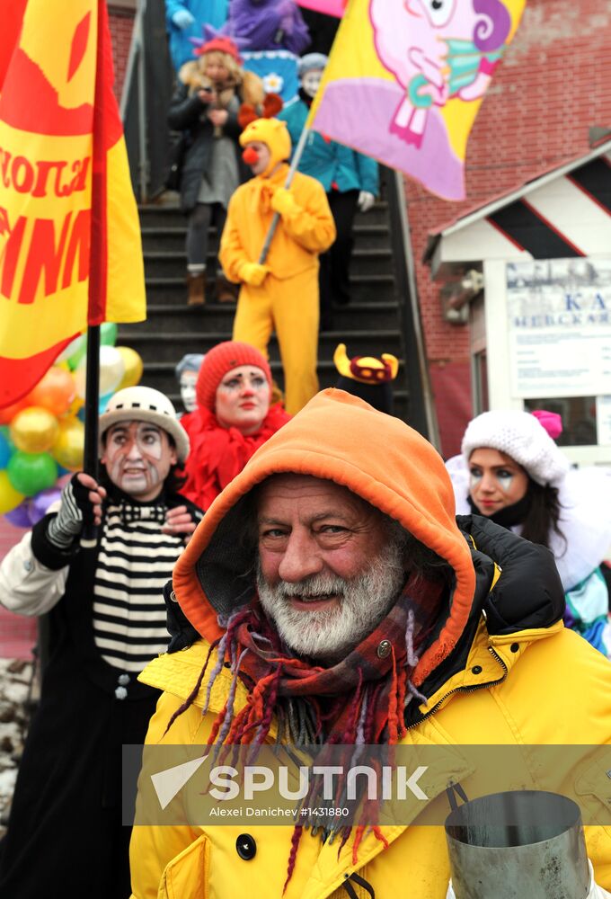 Vyacheslav Polunin opens the Funny Festival by firing cannon