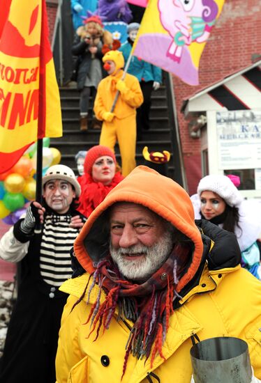 Vyacheslav Polunin opens the Funny Festival by firing cannon