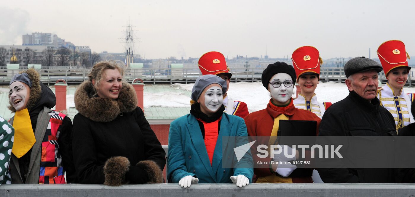 Vyacheslav Polunin opens the Funny Festival by firing cannon