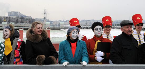 Vyacheslav Polunin opens the Funny Festival by firing cannon