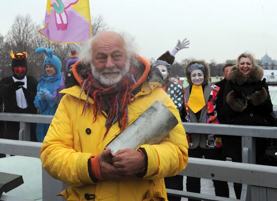 Vyacheslav Polunin opens the Funny Festival by firing cannon