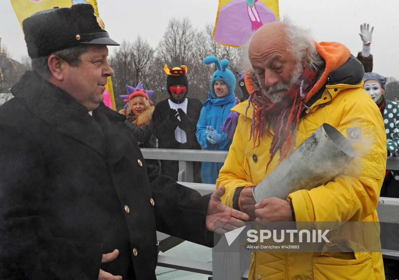 Vyacheslav Polunin opens the Funny Festival by firing cannon