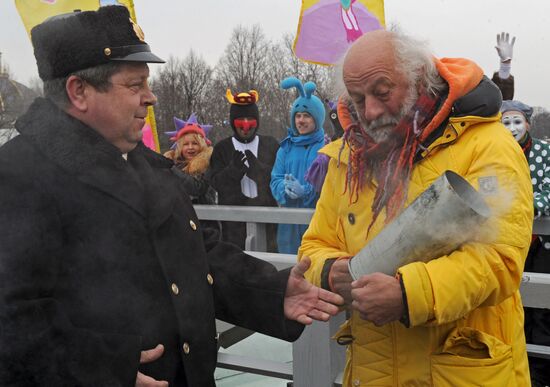 Vyacheslav Polunin opens the Funny Festival by firing cannon