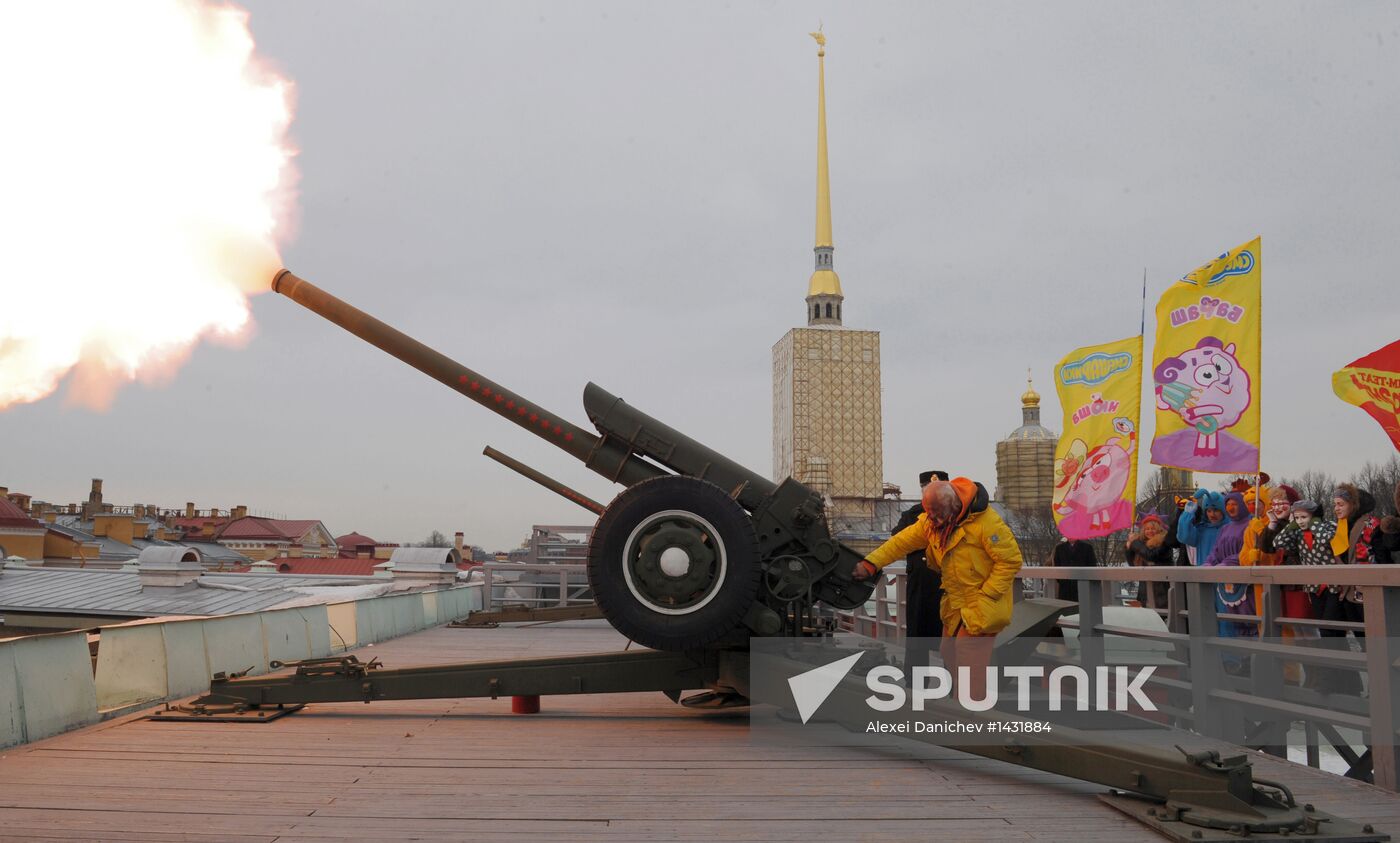 Vyacheslav Polunin opens the Funny Festival by firing cannon
