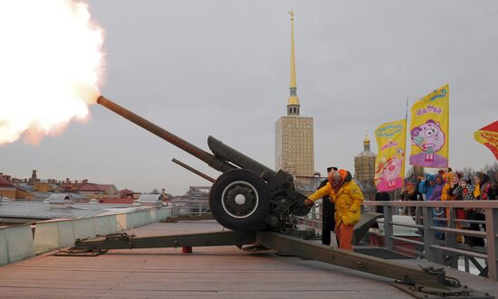 Vyacheslav Polunin opens the Funny Festival by firing cannon