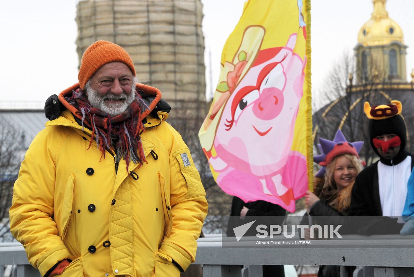 Vyacheslav Polunin opens the Funny Festival by firing cannon