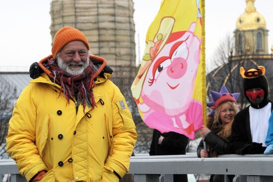 Vyacheslav Polunin opens the Funny Festival by firing cannon