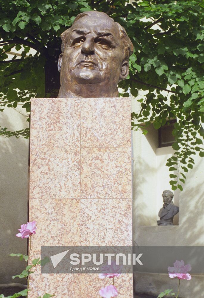 Monument to Georgy Leonidze unveiled in Tbilisi