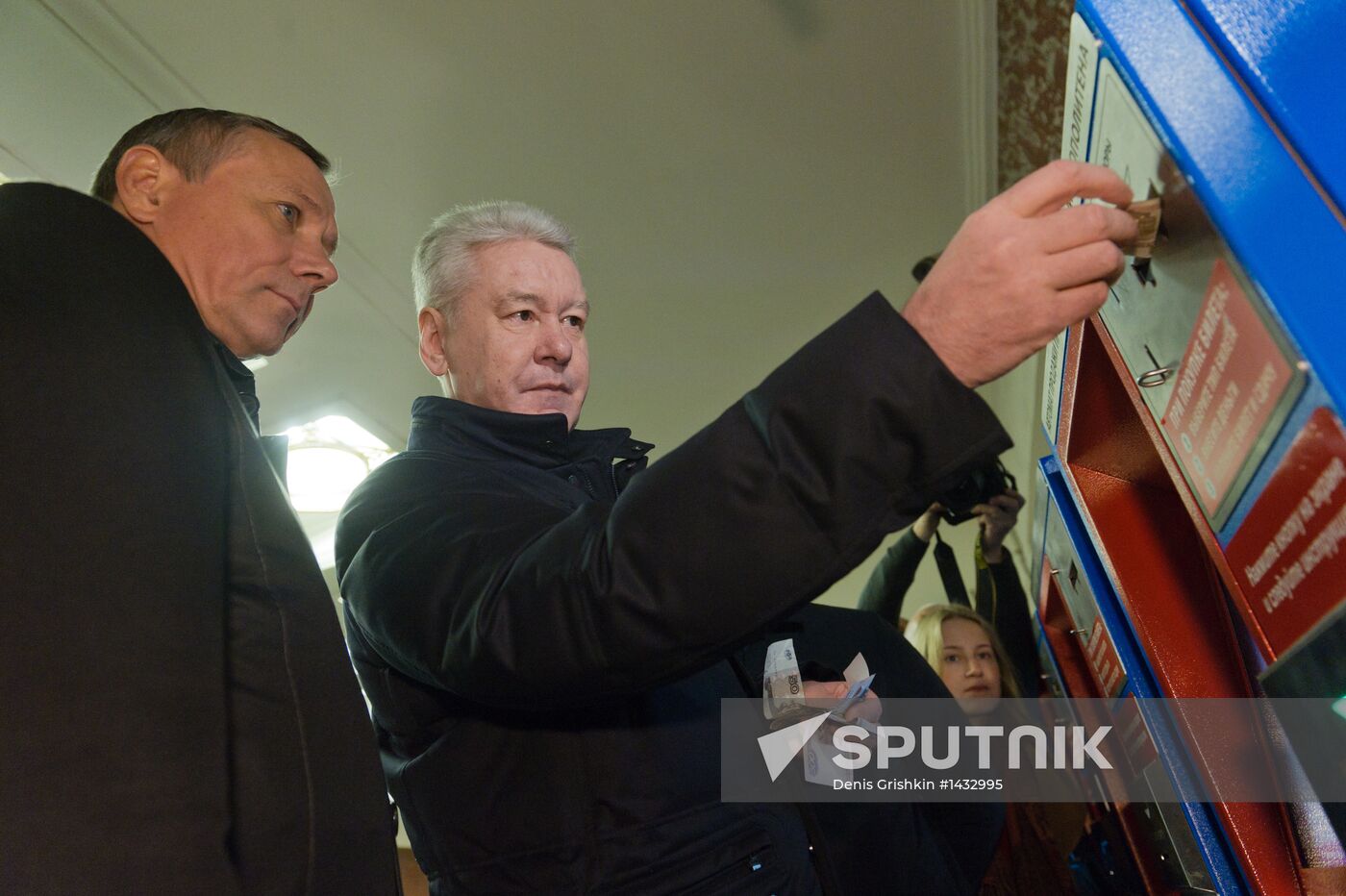 Sergei Sobyanin tests new metro ticket system