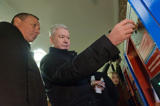Sergei Sobyanin tests new metro ticket system