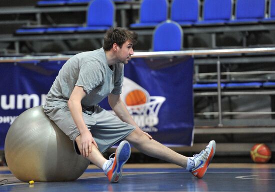 Basketball player Karasev decides to participate in NBA draft