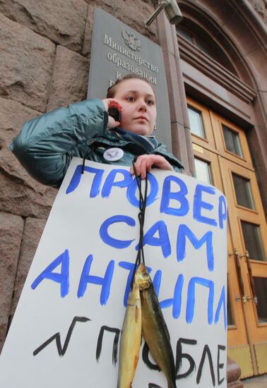 One-person picket outside Ministry of Education and Science