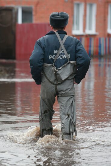 Residents evacuated from flood zone in Saransk