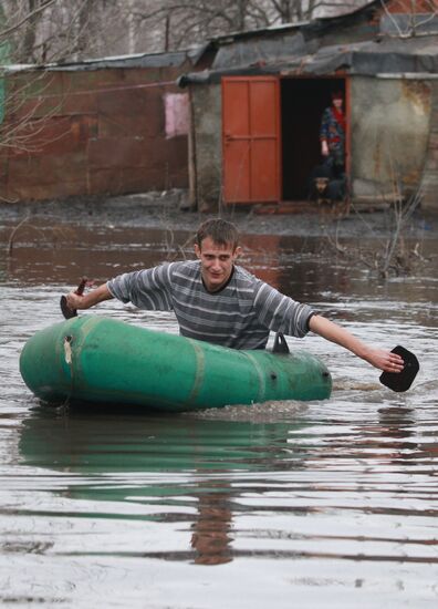 Residents evacuated from flood zone in Saransk