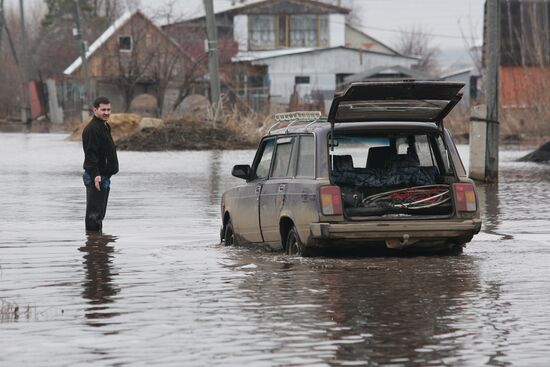 Residents evacuated from flood zone in Saransk