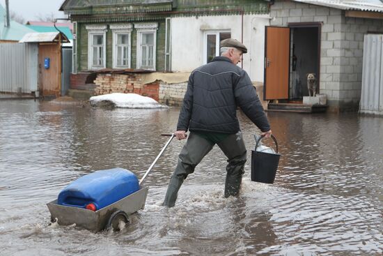 Residents evacuated from flood zone in Saransk