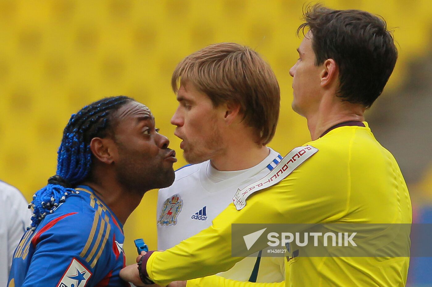 Vágner Love, Alexander Belozyorov and referee Vladimir Kazmenko