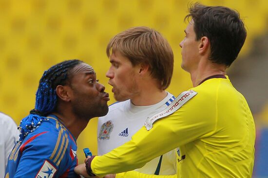 Vágner Love, Alexander Belozyorov and referee Vladimir Kazmenko