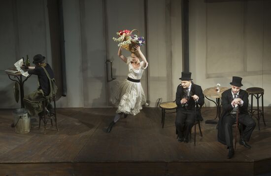 Play The Madwoman of Chaillot