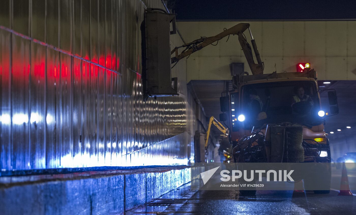 Cleaning Moscow Lefortovo tunnel