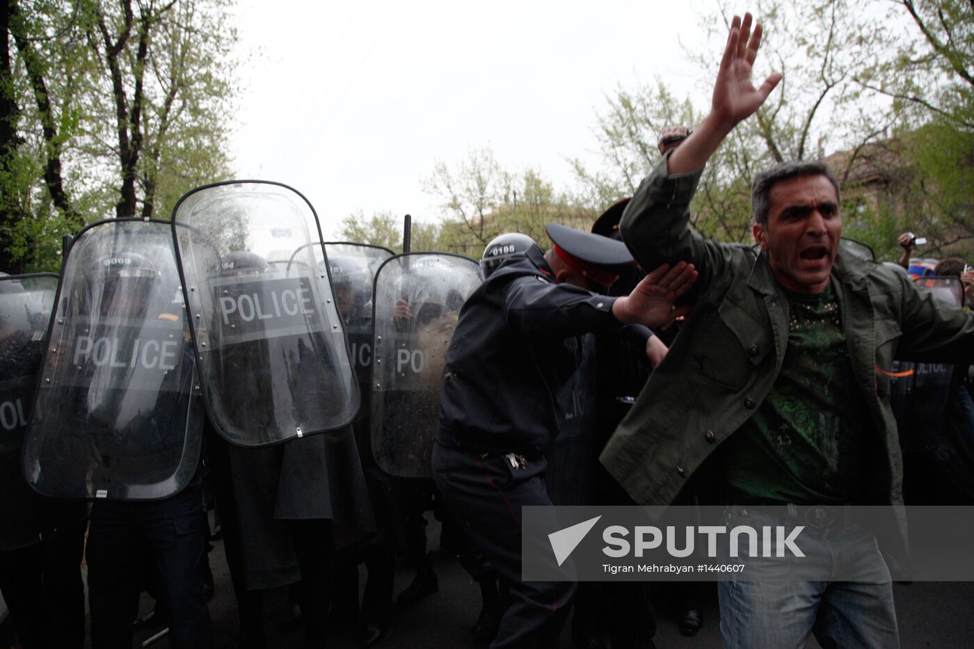 Hovannisian supporters clash with police in Yerevan