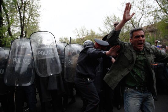 Hovannisian supporters clash with police in Yerevan