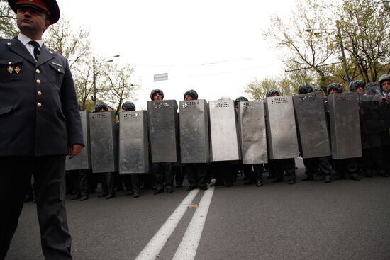 Hovannisian supporters clash with police in Yerevan