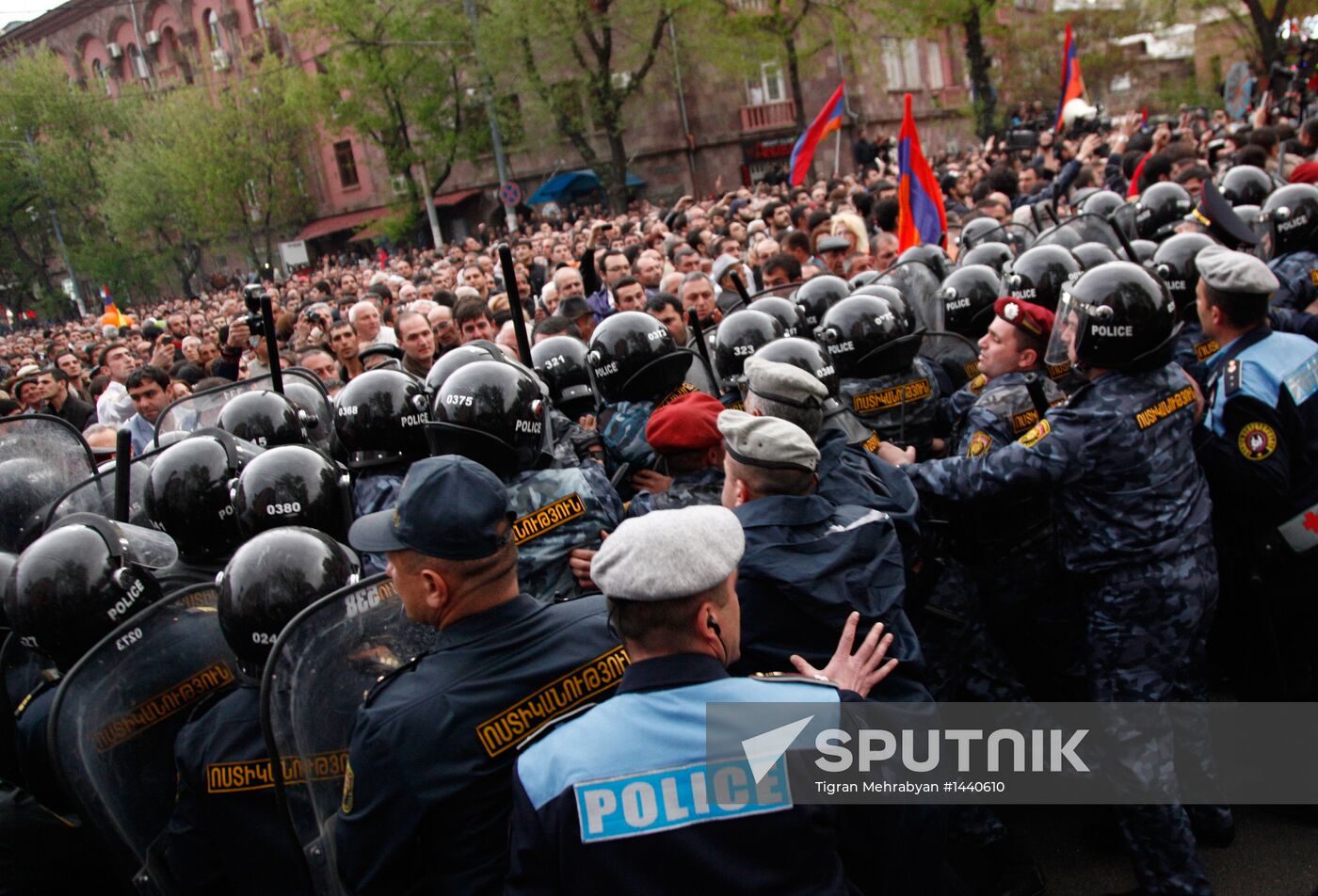 Hovannisian supporters clash with police in Yerevan