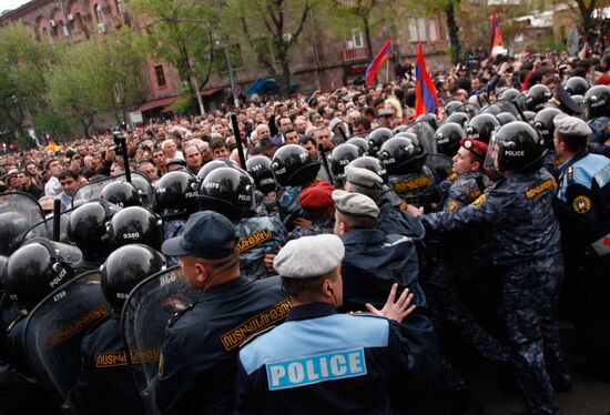 Hovannisian supporters clash with police in Yerevan
