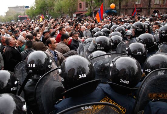Hovannisian supporters clash with police in Yerevan