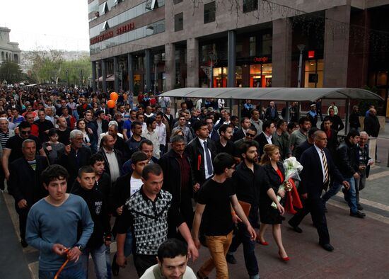 Hovannisian supporters clash with police in Yerevan
