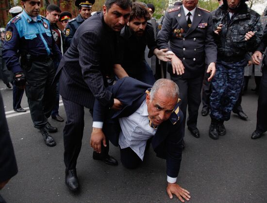 Hovannisian supporters clash with police in Yerevan